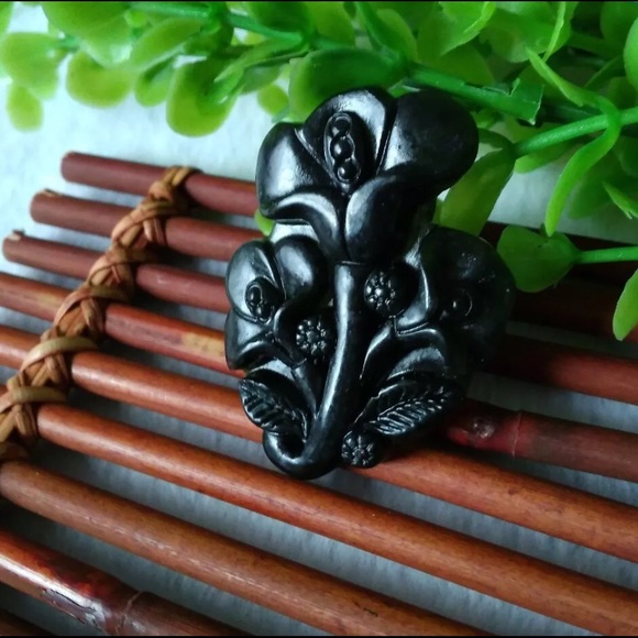 Beautiful Woman’s Amulet - Picture 2 of 7